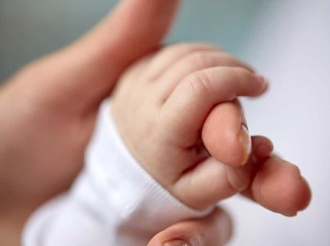 Επίδομα γέννησης έως 3.500 ευρώ: Πού και πότε υποβάλλεται η αίτηση και ποιους αφορά