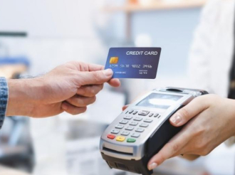 Κάρτες – POS: Ποιοι και πόσο ωφελούνται από τη μείωση των τραπεζικών προμηθειών