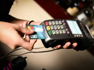 Τα POS «εξαφάνισαν» μετρητά 5,3 δισ. και έφεραν 2,66 δισ. στα κρατικά ταμεία 