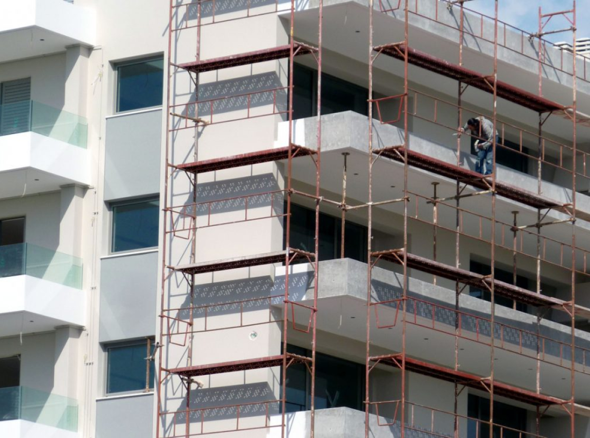 Τροπολογία για ΝΟΚ: Ποιοι διατηρούν δικαίωμα δόμησης με κίνητρα – Τι ισχύει για τις νέες άδειες