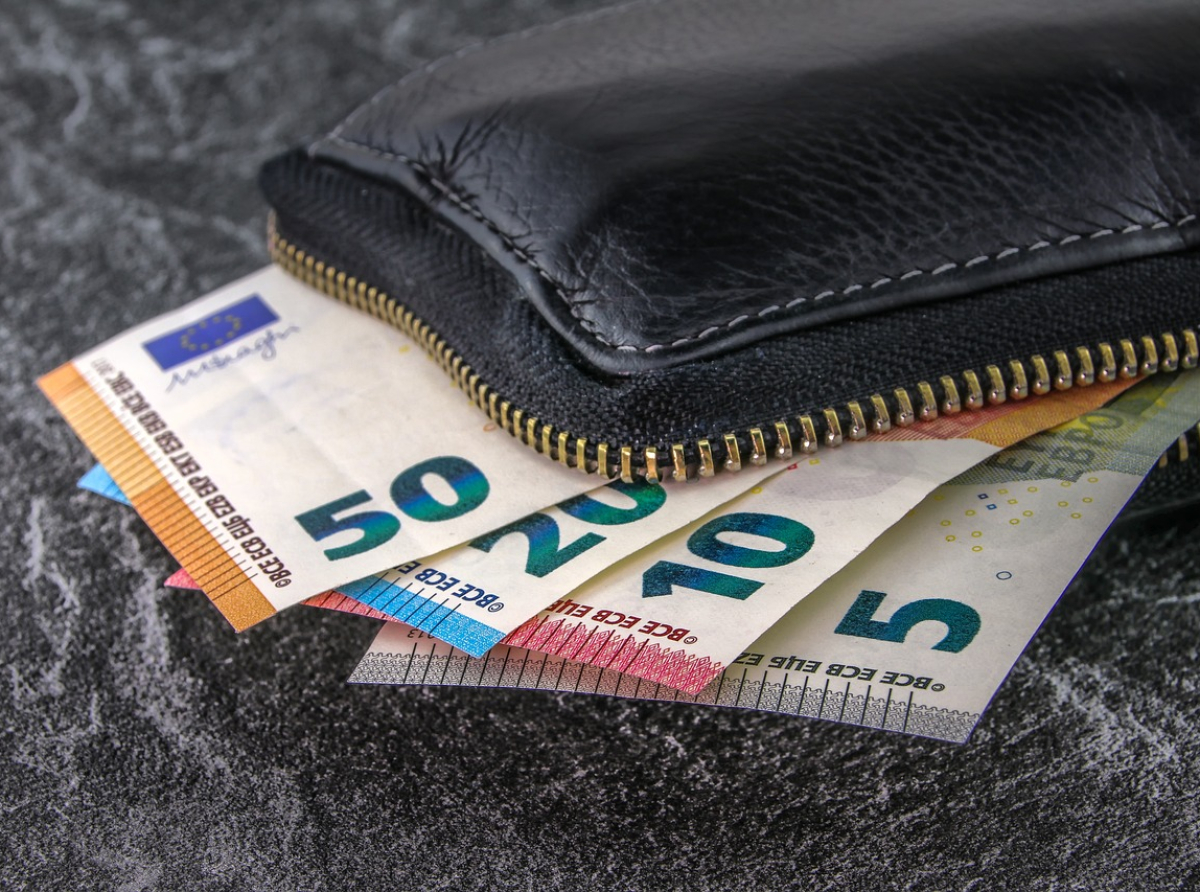 Έκθεση ΙΝΕ ΓΣΕΕ: Κατά 32,8% συρρικνώθηκε ο μέσος ετήσιος πραγματικός μισθός στην Ελλάδα την περίοδο 2009-2024