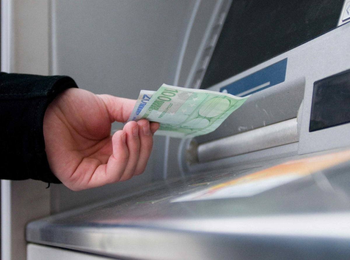 ΑΤΜ: Από 11 Αυγούστου καταργούνται οι τραπεζικές προμήθειες