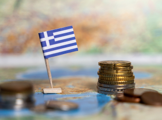 Ελλάδα 2025: Χωρίς περίθαλψη, με επιδόματα, «λαβράκια» και ξένους να αγοράζουν μετοχές