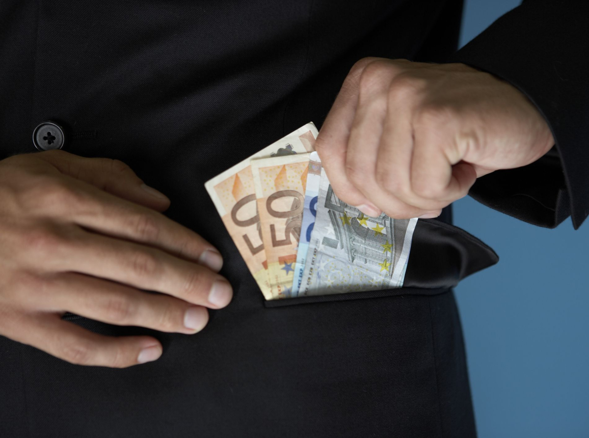 Στα 50 δισ. ευρώ το μαύρο χρήμα που κυκλοφορεί στην Ελλάδα