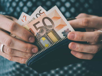 Eurostat: Στις τρεις τελευταίες χώρες στον ετήσιο μέσο μισθό η Ελλάδα το 2024