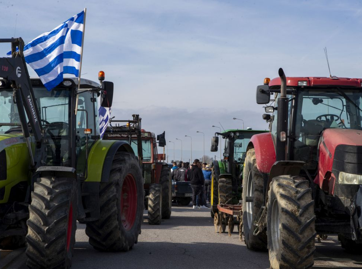 Ακρίβεια: Στα «μπλόκα» οι αγρότες, στα «κάγκελα» οι καταναλωτές