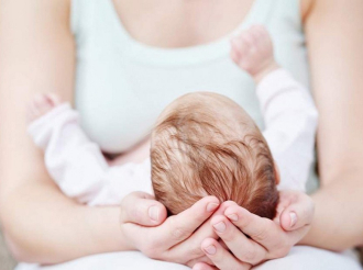 Επιδόματα μητρότητας 2026: Πότε θα γίνει η πρώτη πληρωμή για το νέο έτος και ποιους θα αφορά