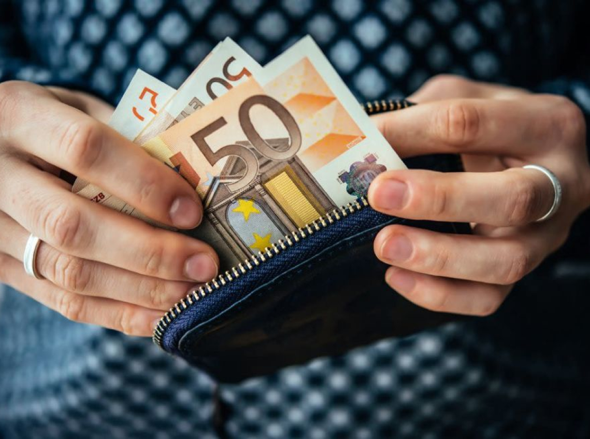 Κατώτατος μισθός 2026: Πόσο θα αυξηθεί από την 1η Απριλίου – Τι ισχύει για επιδόματα, τριετίες και Δημόσιο – Όλες οι τελευταίες πληροφορίες