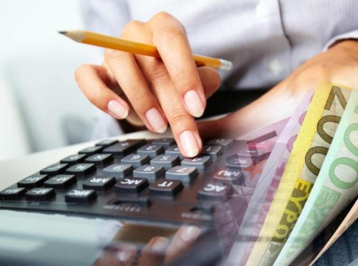 Επιδόματα και ρυθμίσεις χρεών: Το εισόδημα–κλειδί για ενισχύσεις και οι νέες λύσεις για όσους χρωστούν σε Δημόσιο και τράπεζες