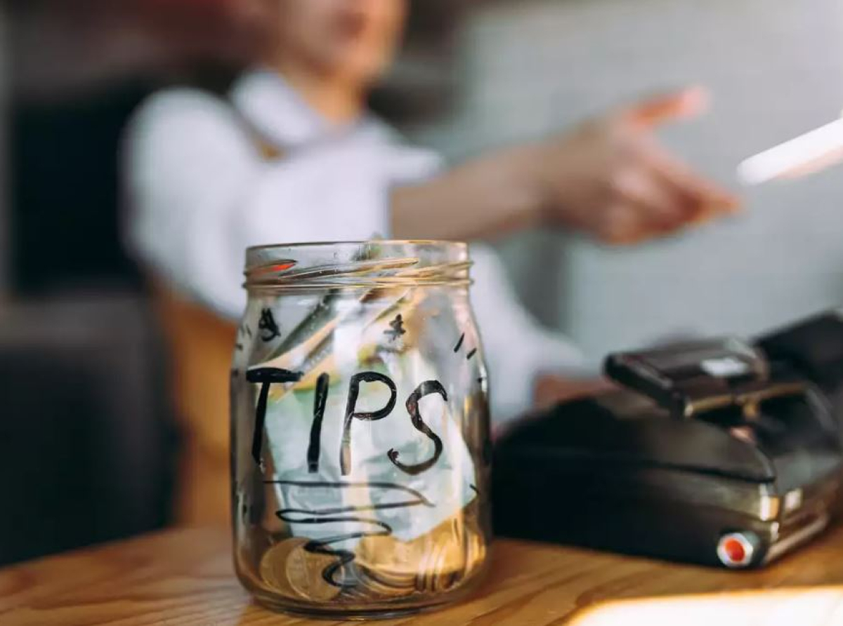 Φιλοδωρήματα: Πώς φορολογούνται, τι πρέπει να γνωρίζουν οι πολίτες – Αναλυτικά παραδείγματα