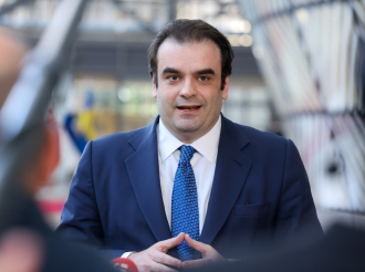 Επιστροφή ενοικίου, ρύθμιση χρεών σε 72 δόσεις και νέα μισθολόγια: Σε διαβούλευση το νομοσχέδιο Πιερρακάκη για τον παράνομο τζόγο